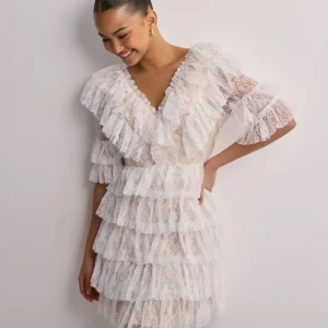 By MALINA Vit spetsklänning med volanger - Säljer nu min fina by malina klänning, anledningen är att jag hittat en klänning till studenten som jag trivs bättre i.💕 En klänning som passar bra till studenten eller andra festligheter. Klänningen är aldrig använd och därav inga defekter. Nypris ligger på 2800kr, skriv om ni har frågor eller funderingar 💗