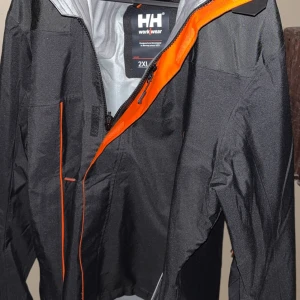 Helly Hansen Helt Ny Jacka/Helly Hansen Chelsea Evolution Shell Jacket - En helt ny Helly Hansen ”Chelsea Evolution Shell” jacka i svart/ebony. Lappar kvar. Vindtät och regntät! 