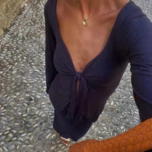 Design by si topp - ”Maddy blouse” från Design by si i färgen navy. Jättebra skick, stl xs/s💙