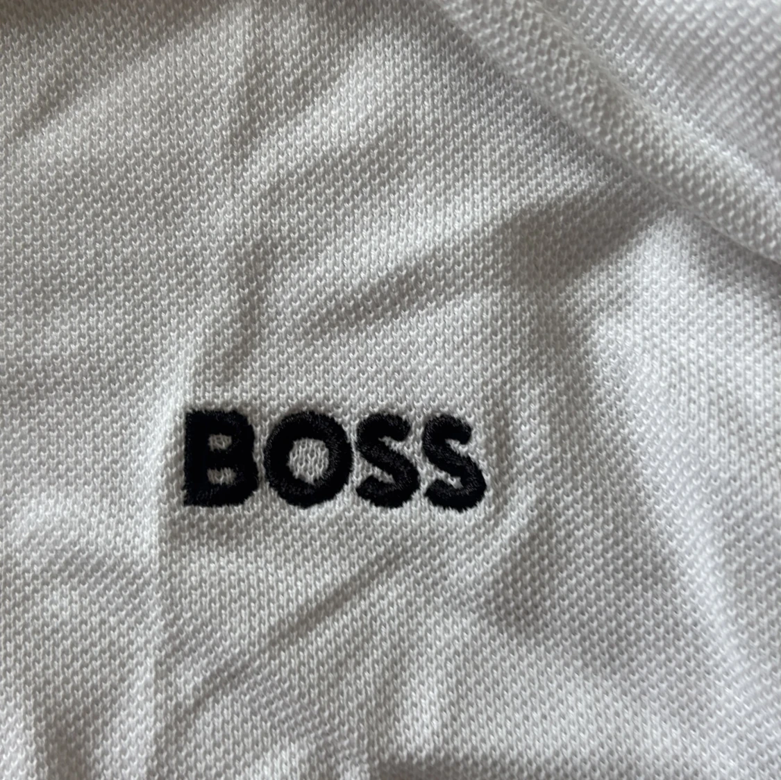 Vit piké från BOSS med svarta detaljer - 1