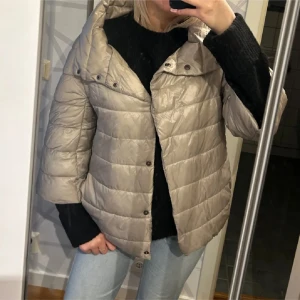 Herno liknande - INTRESSEKOLL! Hernoliknande jacka. Super snygg till hösten. St S och fint skick!