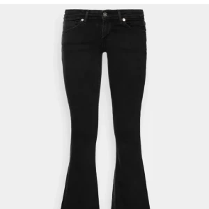 Svarta bootcut jeans - Snygga svarta jeans med bootcut-modell och klassisk femficksdesign. Byxorna har en smal passform upptill som går ut i ett utsvängt ben nertill. Perfekta för dig som vill ha en stilren och trendig look.