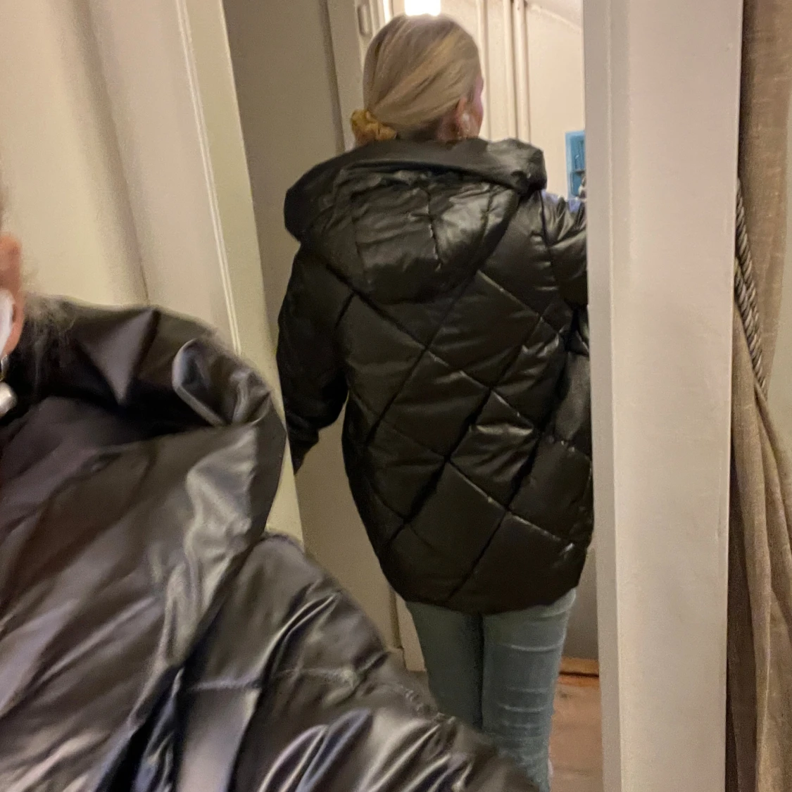 Svart quiltad pufferjacka med huva - 2