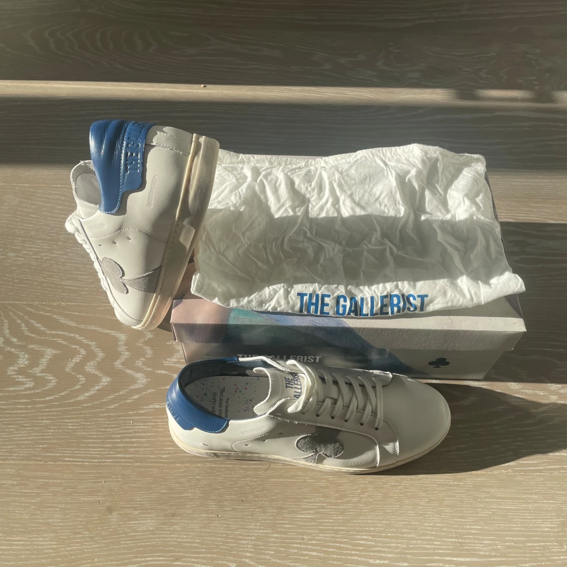 Vita sneakers från The Gallerist - 2