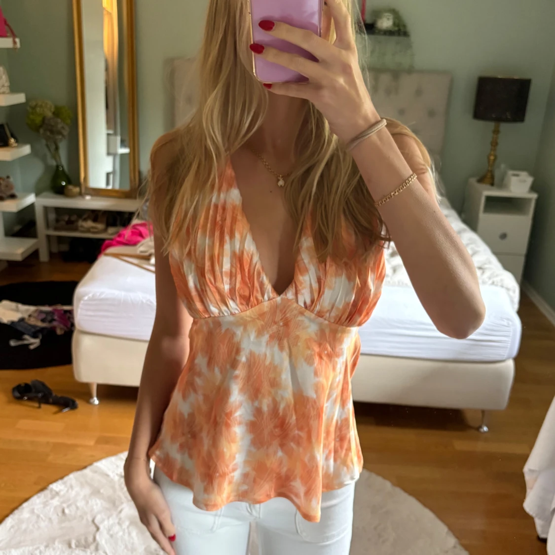 Orange och vit halterneck i satin