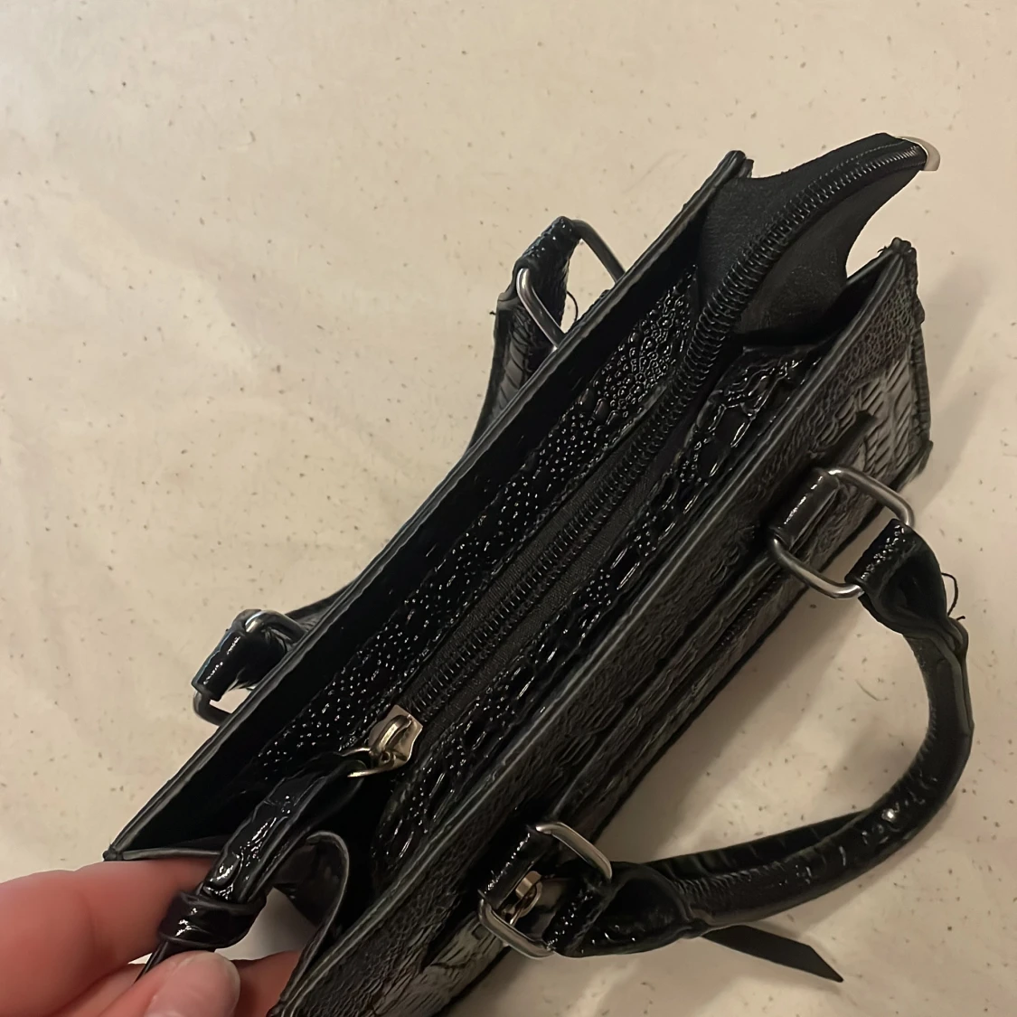 Svart handväska i croco-mönstrat skinn - 3