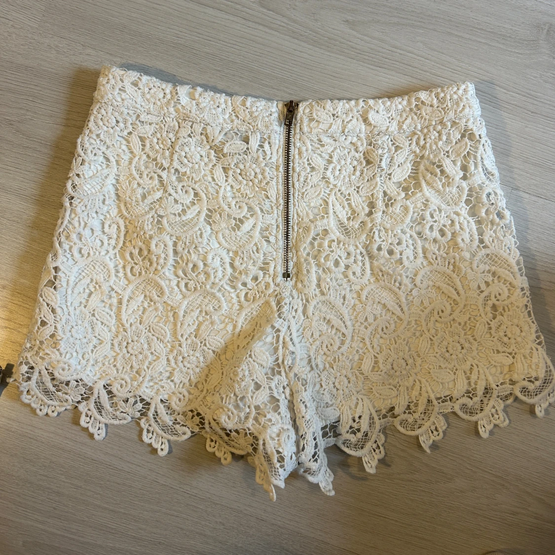 Vita spetsiga shorts med dragkedja - 1