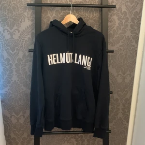Helmut lang hoodie - Helmut Lang! Hoodie Spring/Summer 19. Storlek L men passar mer som M. Skick 8/10. Pris kan diskuteras vid smidig affär. Skriv vid minsta lilla fundering!