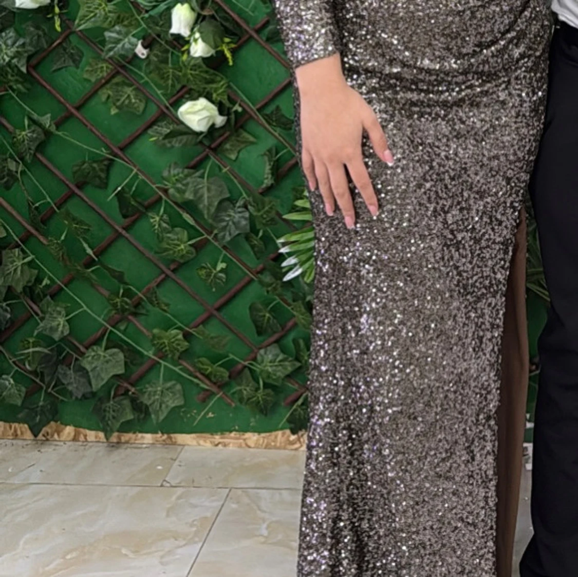 Glittrig silver långklänning oneshoulder - 1