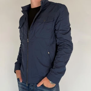 Brothers Jacka - Vi säljer nu denna stilrena jackan i märket Brothers! Jackan är i gott skick utan defekter! Storleken är L men passar även M. Modellen på bilden är 180cm 75kg. Skriv vid frågor och funderingar!