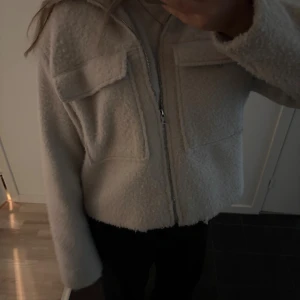 Beige teddyjacka med dragkedja - Mysig beige jacka som är helt ny! Köpt från HM i stil L ’en skulle säga att den är S/M! 