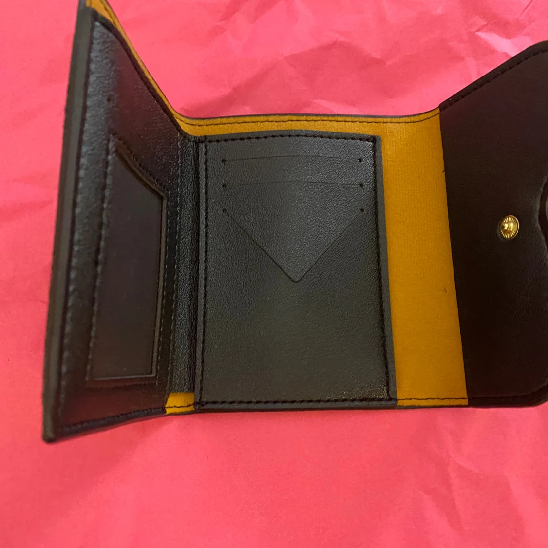 Svart plånbok med gulddetalj  - 2