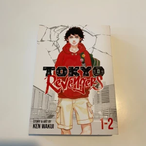 Tokyo Revengers 1-2 - Följ Hanagaki Takemichi som kastas 12 år tillbaka i tiden för att rädda sin flickvän och förändra sitt öde. En spännande manga om gäng, vänskap och att våga förändra sitt liv. Perfekt för dig som gillar action, drama och tidsresor!