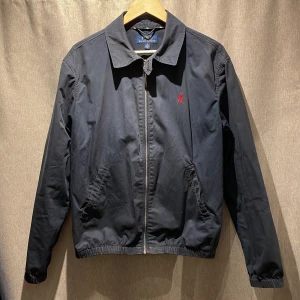 Ralph lauren jacka - En snygg somamrjacka från Ralph lauren storlek M, lite solblekt och sliten men inget som syns överdrivet. Osäker på om den är äkta då den är köpt på secondhand.