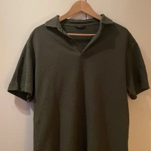 Skjorta Massimo Dutti - Grön kortärmad skjorta från Massimo Dutti, texturmaterial, inga defekter, passar herrstorlek L