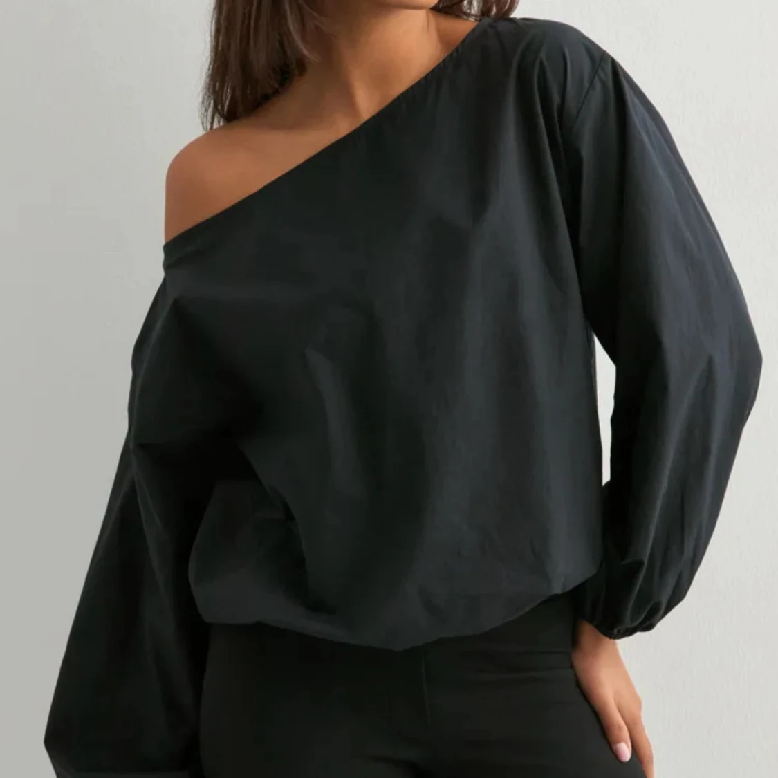 Svart offshoulder blus med vida ärmar - 1