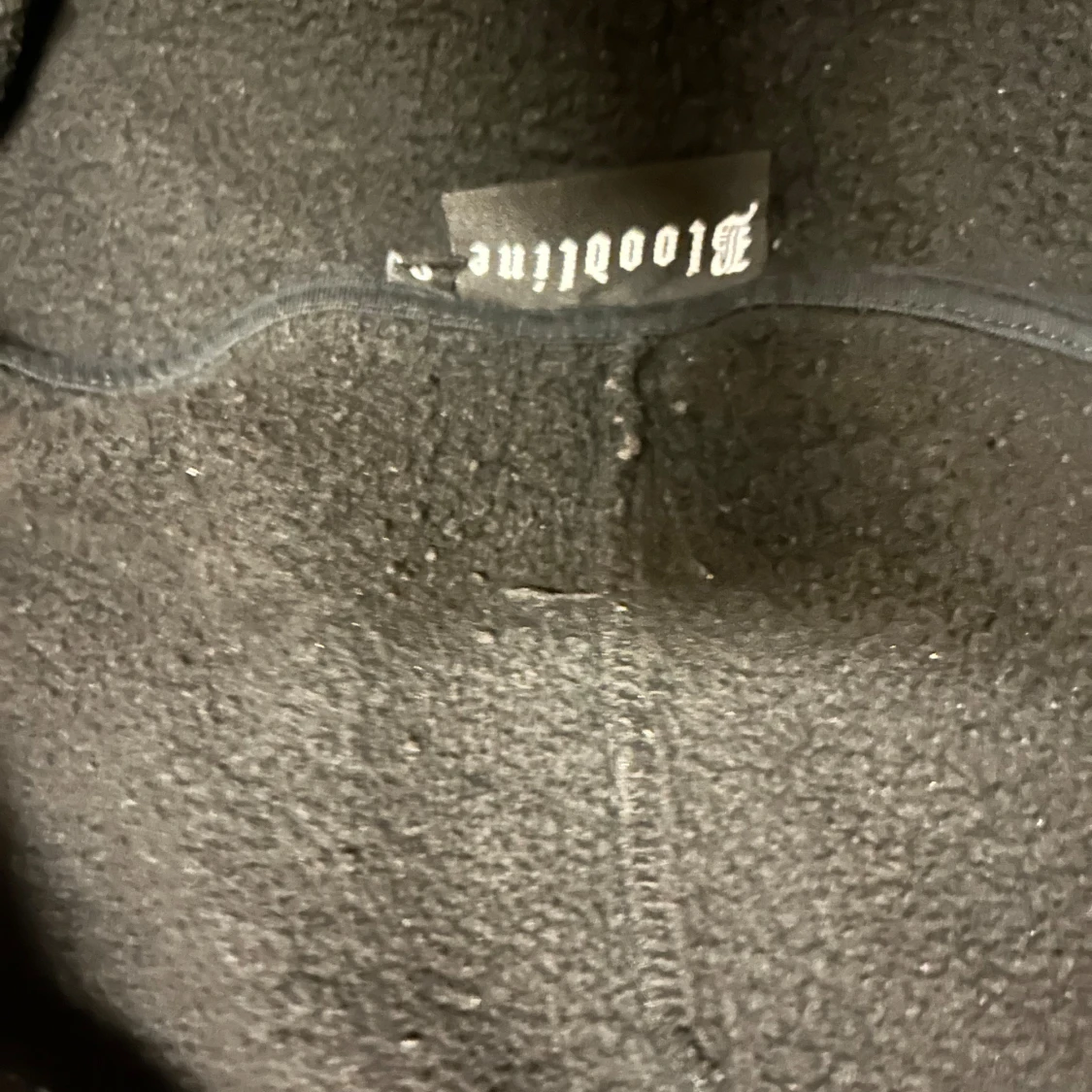 Svart hoodie från Bloodline med dragkedja - 1