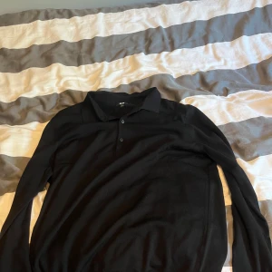 Svart pikétröja från Uniqlo - Svart långärmad pikétröja från Uniqlo i storlek L. Aldrig använt. 