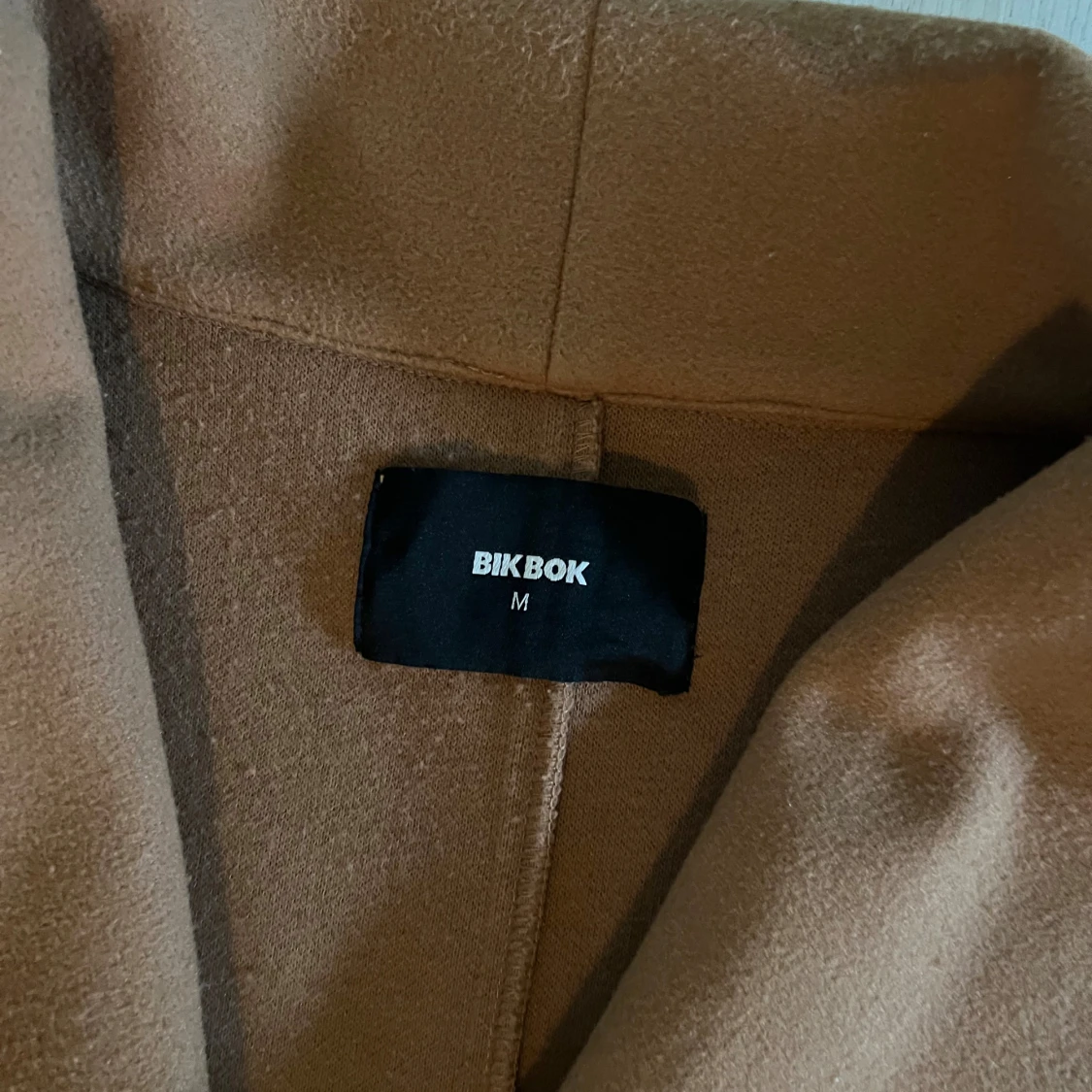 Kamelbrun kappa från Bik Bok, M - 2