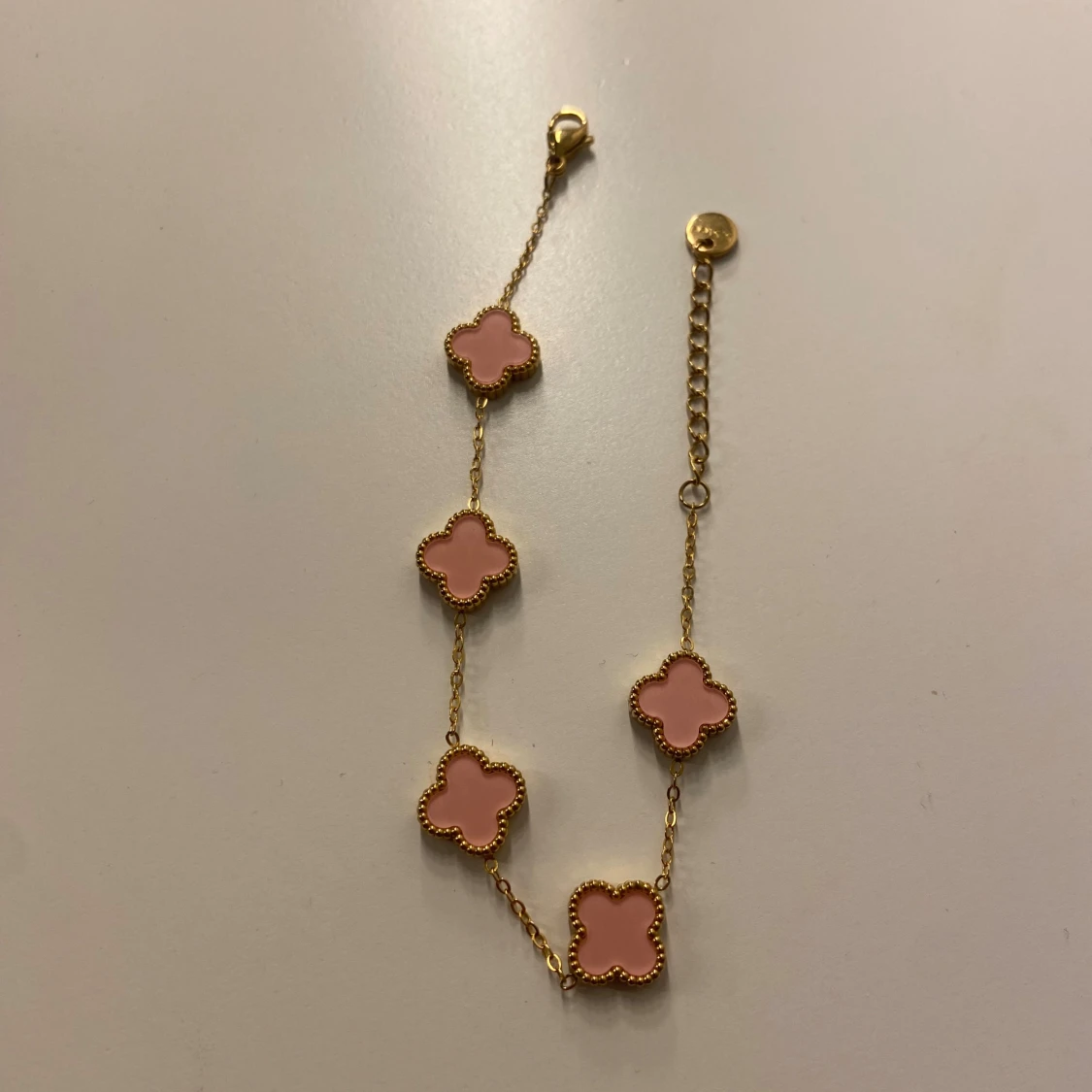 Guldfärgat armband med rosa klöver - 1