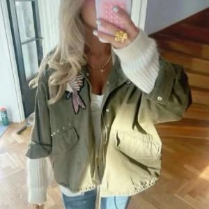  trendig grön jacka  - så fin!