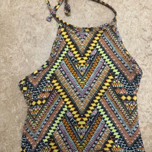 Multifärgad topp  - Säljer denna topp från hm, använd endast två tillfällen, storlek xs. 