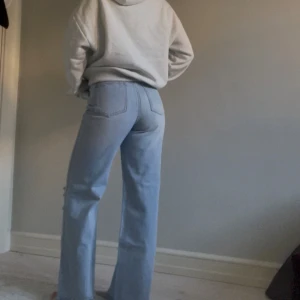 Ljusblå ripped jeans med raka ben - Säljer dessa coola ljusblå jeans med raka ben och slitna detaljer över knäna. 