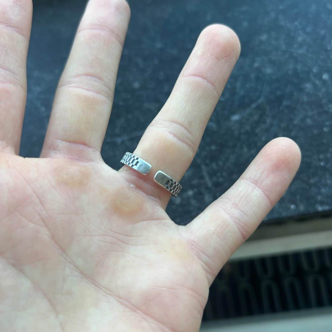 Silverring som ser ut som en klocka - 2