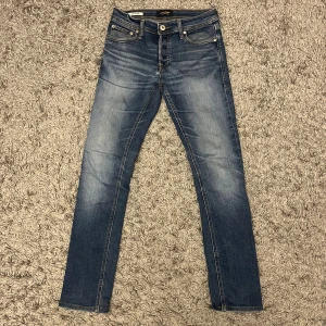 Jack Jones jeans - Säljer dessa feta Jack Jones jeans i modellen slim Glenn. De är i storlek 27/32 och säljer pga att de blivit för små. Har av er vid frågor!