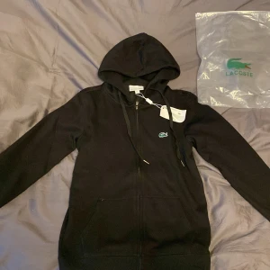 Lacoste kofta - Säljer en skön lacoste kofta i nytt skick😀🙏! Den kommer med tagg och påse!💯👍Om ni har fler frågor så kan ni DMa mig!😁👍