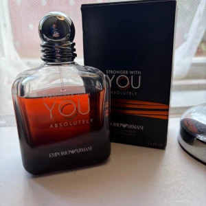 Emporio Armani parfym 100ml - Stronger With You Absolutely från Emporio Armani. Snygg flaska och stor volym på 100ml (3.4 fl oz). Perfekt för dig som vill sticka ut med en modern doft. Kan faktiskt inte garantera äkthet då den håller dåligt på mig, därav priset. 