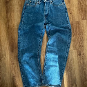 Levi's 568 blå jeans W30 L32 - Helt oanvända klassiska blå Levi's 568 jeans med rak passform och fem fickor. Jeansen har normal midja och är tillverkade i slitstarkt denim med snygga kontrastsömmar. Perfekta för dig som gillar en tidlös och avslappnad stil. Kontakta för mer info 🔥