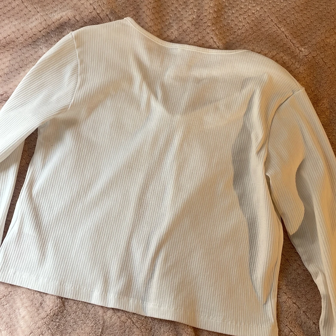 Vit tunn kofta med rosett - 2