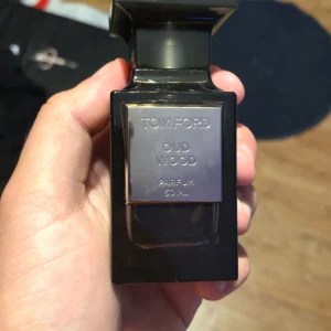 Tom Ford Oud Wood Parfum 50ml - Tom Ford Oud Wood Parfum, 50 ml. Snygg och lyxig flaska med stilren design. Tillverkad i USA. Perfekt för dig som vill sticka ut med en exklusiv doft från ett ikoniskt varumärke.