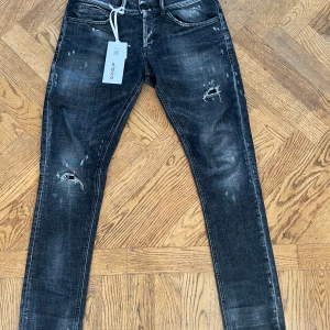 Dondup Jeans George  - Tja! Säljer nu dessa riktigt snygga dondup jeansen. Strl 31. Otroligt bra skick. Inte använda mycke alls!! Tags medföljer. Hör av dig vid minsta lilla fråga eller fundering!🤩💯Är öppen för byten mot ett par gråa Dondups i storlek 30 eller 31