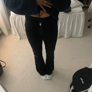 Svarta jeans - Säljer dessa svarta jeans från Gina Young i storlek 170
