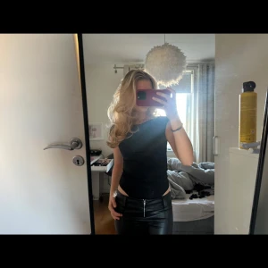 Svart body - En jätte snygg body ifrån Zara, helt ny aldrig använd!🥰