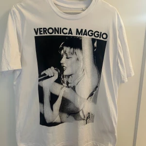 Veronica Maggio merch Uppsala - Vit t-shirt med stort svartvitt tryck av Veronica Maggio på framsidan. Såldes under hennes konsert i Uppsala på studenternas. Använd och tvättad en gång. Storlek M men sitter snyggt, lite oversized på mig som jag storlek S. Rök och parfymfritt hem, katt finns. Skriv privat om du har fler frågor 💕