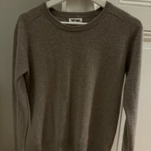 Brun Soft Goat cashmere tröja.  - Brun Soft Goat Tröja. Skick 9/10. Storlek S.  Nypris 2700. 