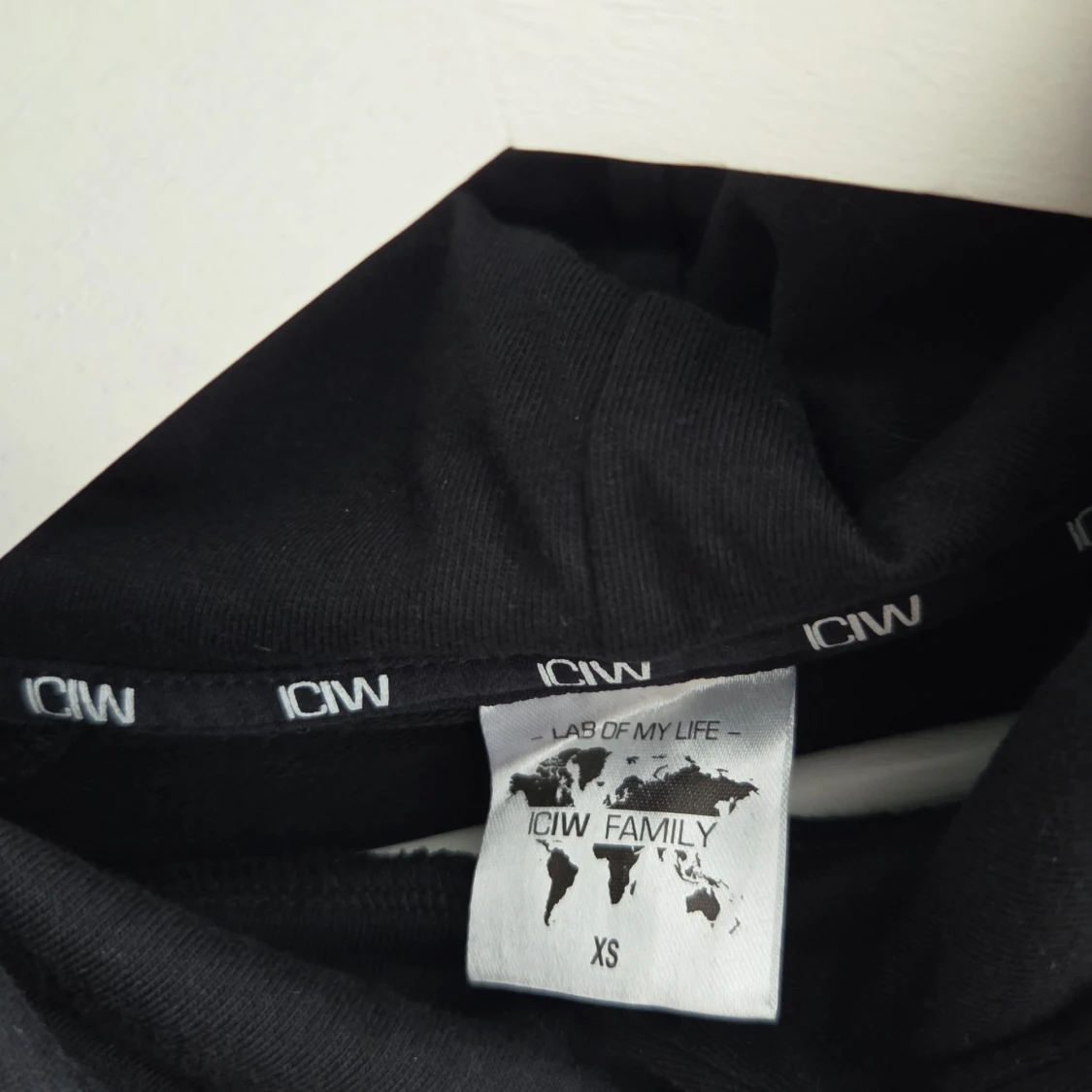 Svart croppad hoodie från ICANIWILL - 2