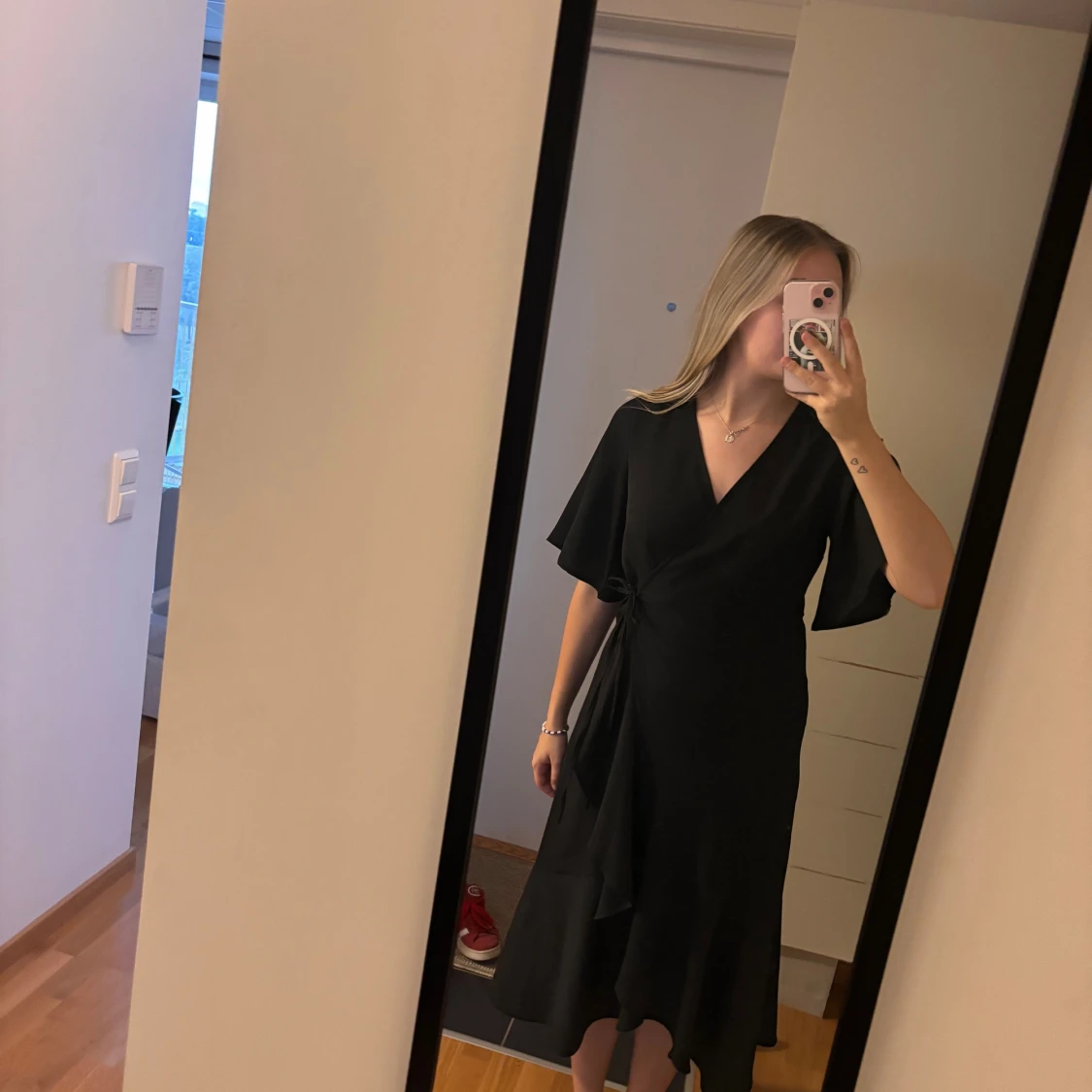 Svart omlottklänning med volang