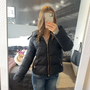 Jacka - Superfin jacka från zara❤️ganska använd så har sminkfläckar vid kragen och vid ärmen (fråga för bild🥰)Den har små missfärgningar/slitningar vid axlarna och armarna❤️