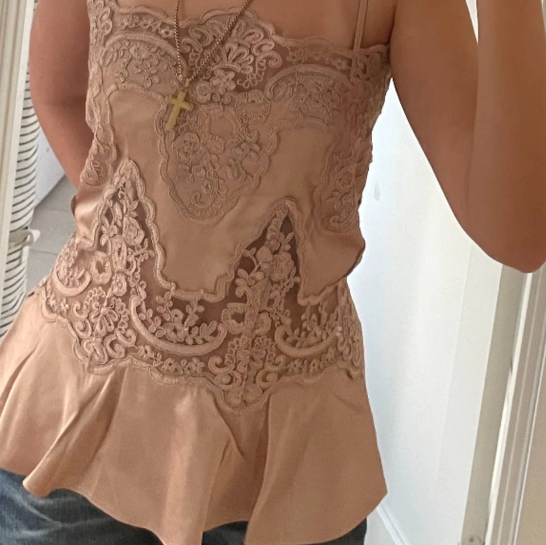 Beige spetsig linnetopp i satin