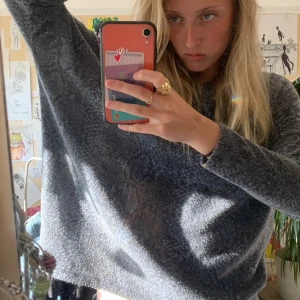 Tröja med ormskinnstryck - Jättecool tröja som inte används på senaste därav säljs skriv om ni har några funderingar😊🙏