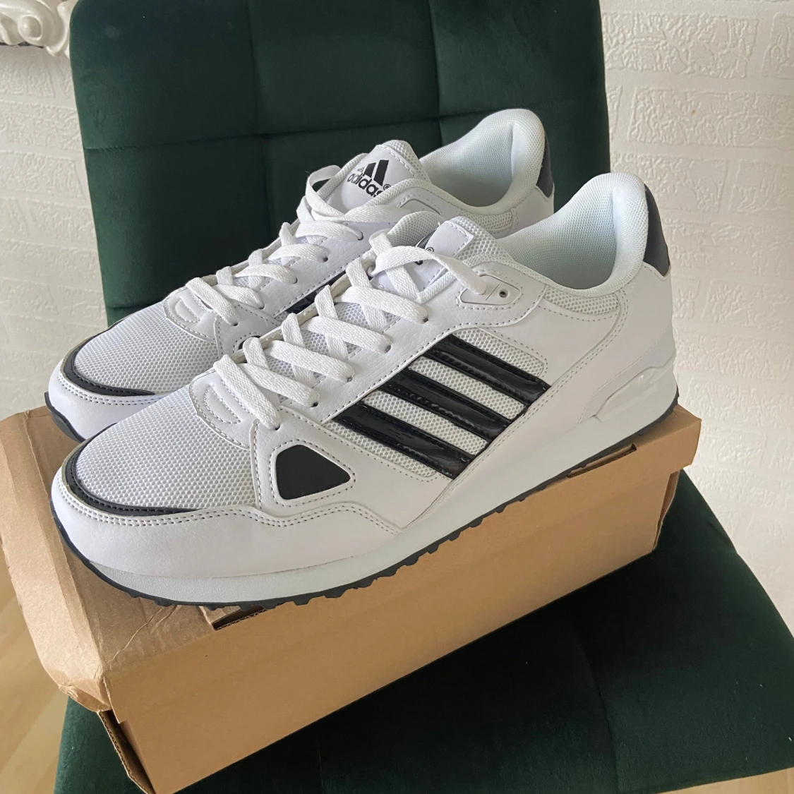 Vita Adidas sneakers med svarta detaljer