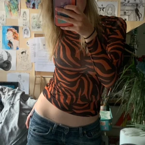 Mech topp - Jöttecool genomskinlig tröja med typ tiger mönster. används inte längre därav säljs😊🙏 bara att skriva om ni undrar nå mer!!