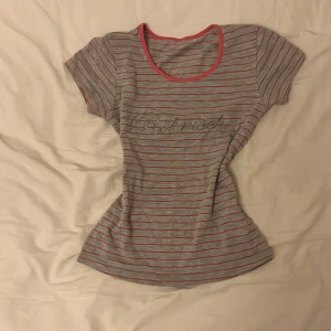 Vintage baby tee från Röhnisch👚💖 - Säljer en jätte gullig vintage baby tee från röhnisch. Den sitter tajt vilket ser väldigt smickrande ut💗💗💗