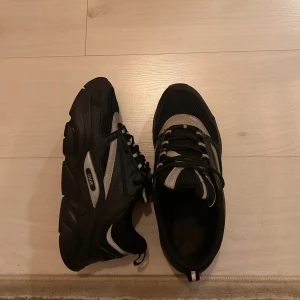 Svarta cd b22 - Svart vita cd b22, lyser under blixt (bild 3). Hör av er om ni har fler frågor🫡