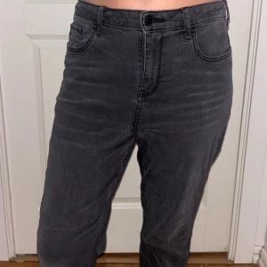 Svarta mom jeans från Hollister - Säljer ett par svarta ultra high-rise mom jeans från Hollister med klassisk stretch. Jeansen har fem fickor, bälteshällor och raka ben. Snygg tvätt och bekväm passform som sitter högt i midjan.