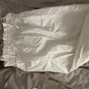 Klänning  från H&M - Säljer en jättefin klänning från hm! Den är hur skön som helst och har en avslappnad passform som ger en chill vibe. Perfekt för varma dagar när du vill ha något luftigt och stilrent.🤍